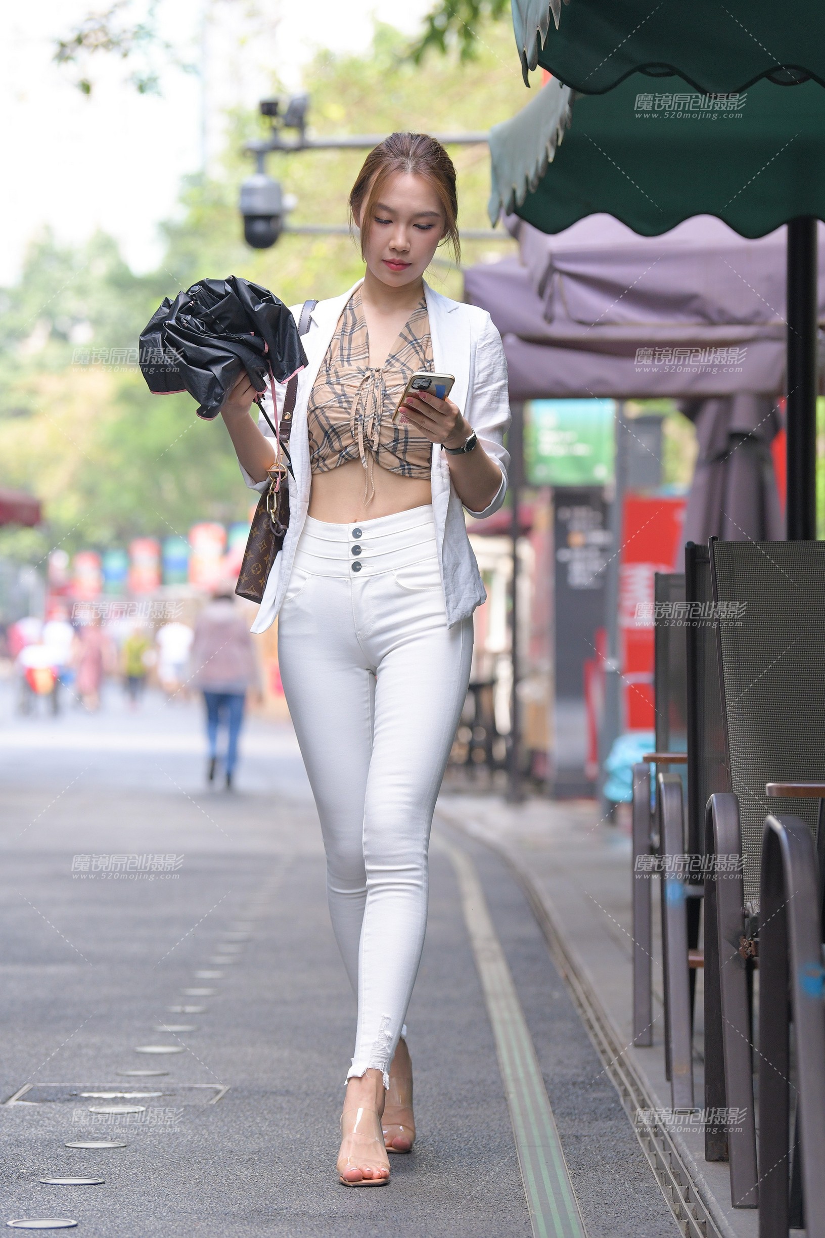 街拍美女：高颜值气质白色紧身裤高挑美女 - 麻豆街拍